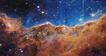 A imagem apresenta a nebulosa de Eta Carinae (NGC 3372), ou nebulosa Carina, é uma das regiões onde nascem estrelas e aglomerados estelares.