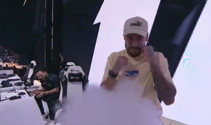 Neymar após vencer celebridades no game "Tekken 8"