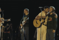 Niall Horan recebe Ed Sheeran no palco para cantar 