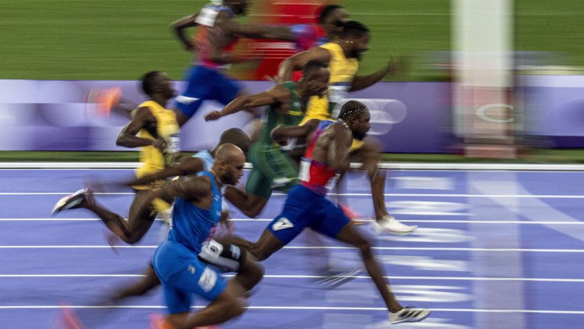 Noah Lyles (com enfeites na cabeça) venceu no detalhe a prova de 100m do atletismo em Paris 2024 / Aytac Unal/Anadolu via Getty Images