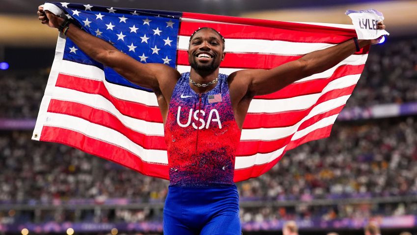 Noah Lyles comemora o ouro olímpicos na Olimpíada de Paris / Martin Rickett/PA Images via Getty Images