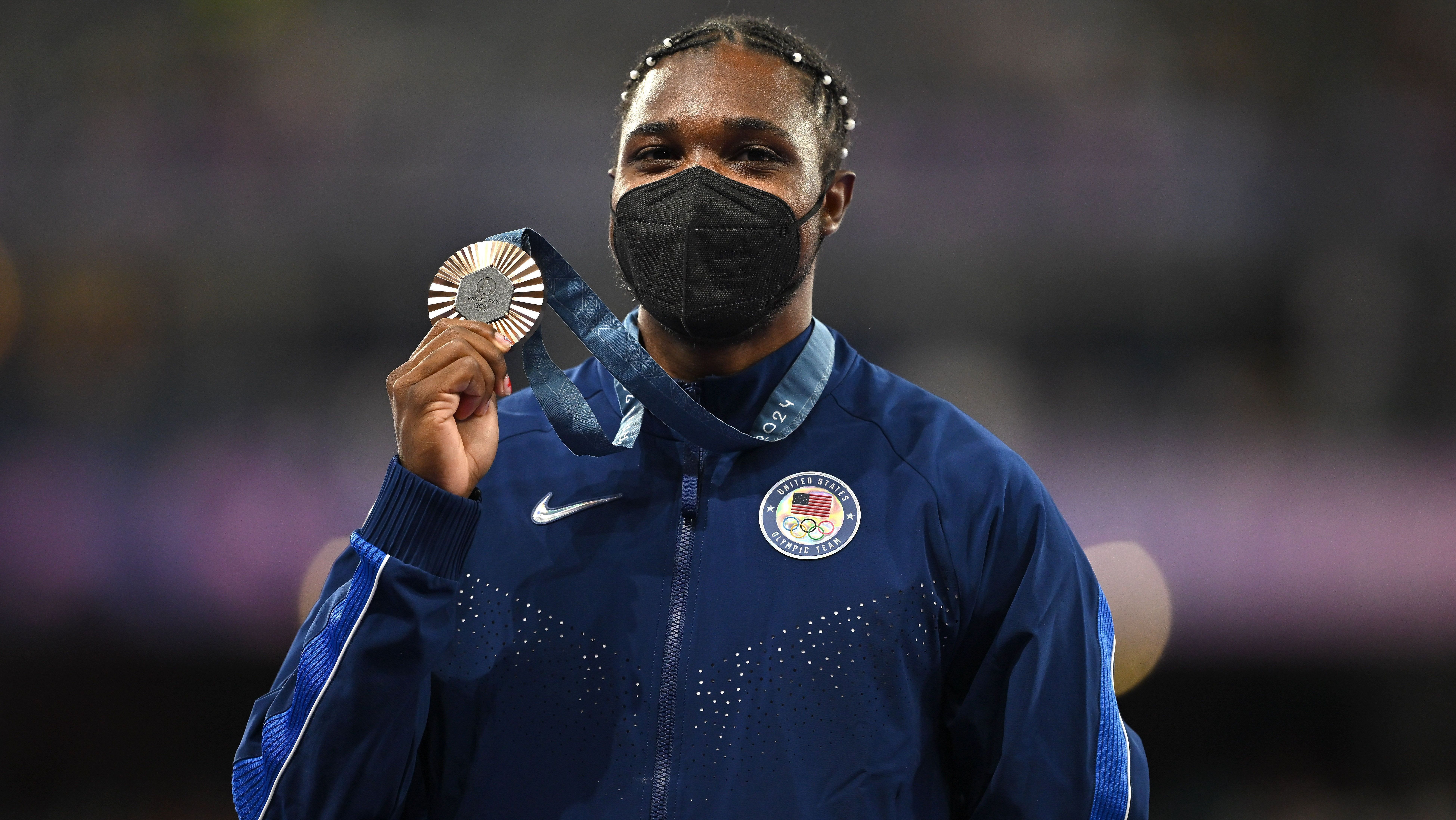 Com máscara por estar contaminado pela Covid-19, Noah Lyles recebe a medalha de bronze dos 200m rasos