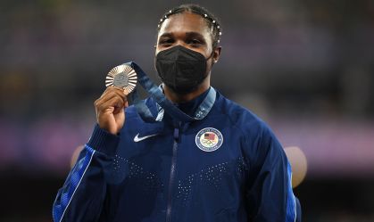Com Covid-19, Noah Lyles recebe medalha de bronze na Olimpíada usando máscara
