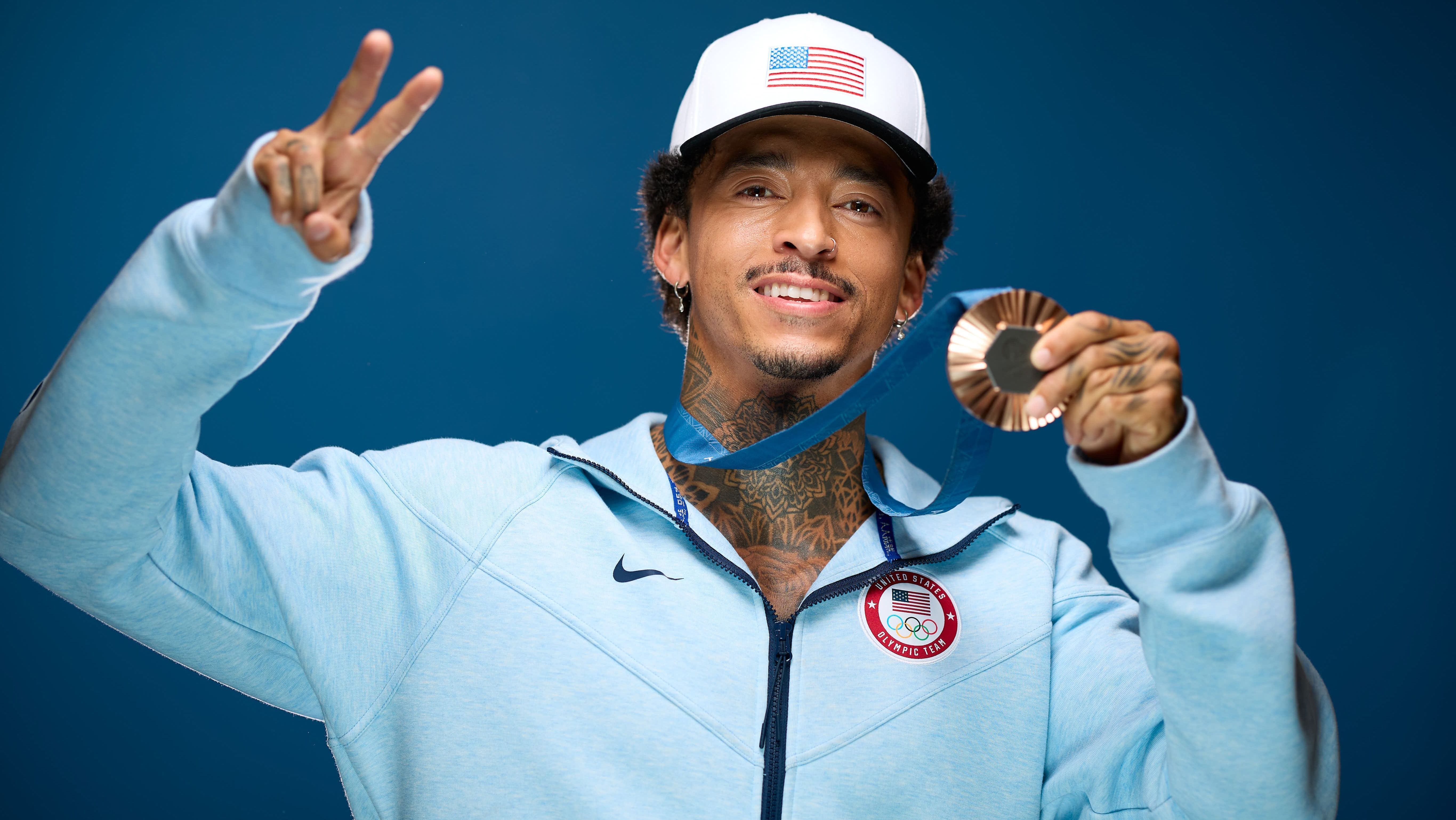 Nyjah Huston com a medalha de bronze que ganhou na Olimpíada de Paris