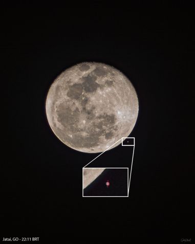 Destaque mostra Saturno próximo da Lua momentos depois ser ocultado pelo satélite • Gabriel Zaparolli