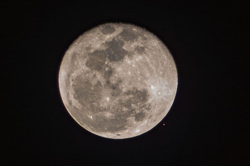 Image shows Saturn close to the Moon (bottom right corner). Image from 2024 • Gabriel Zaparolli