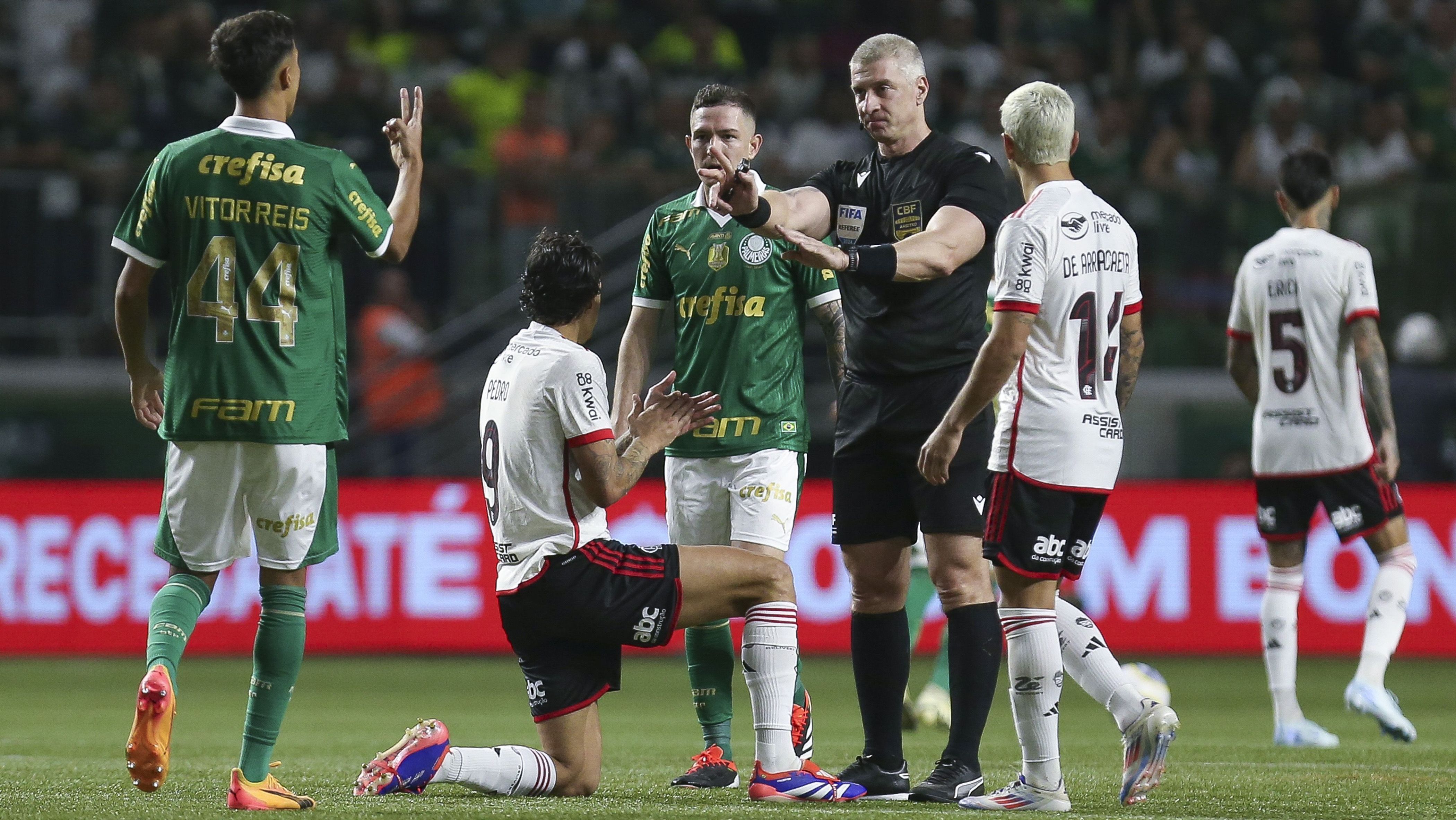 Lance de Palmeiras 1 x 0 Flamengo pela Copa do Brasil, com participação do árbitro Anderson Daronco