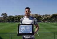 Paulinho recebe homenagem do Atlético-MG por marca expressiva