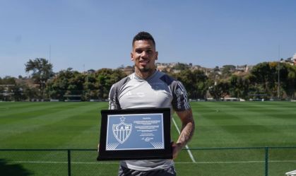 Paulinho com placa em homenagem pelos 100 jogos com a camisa do Atlético-MG