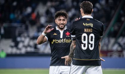 Payet e Vegetti comemoram gol do Vasco