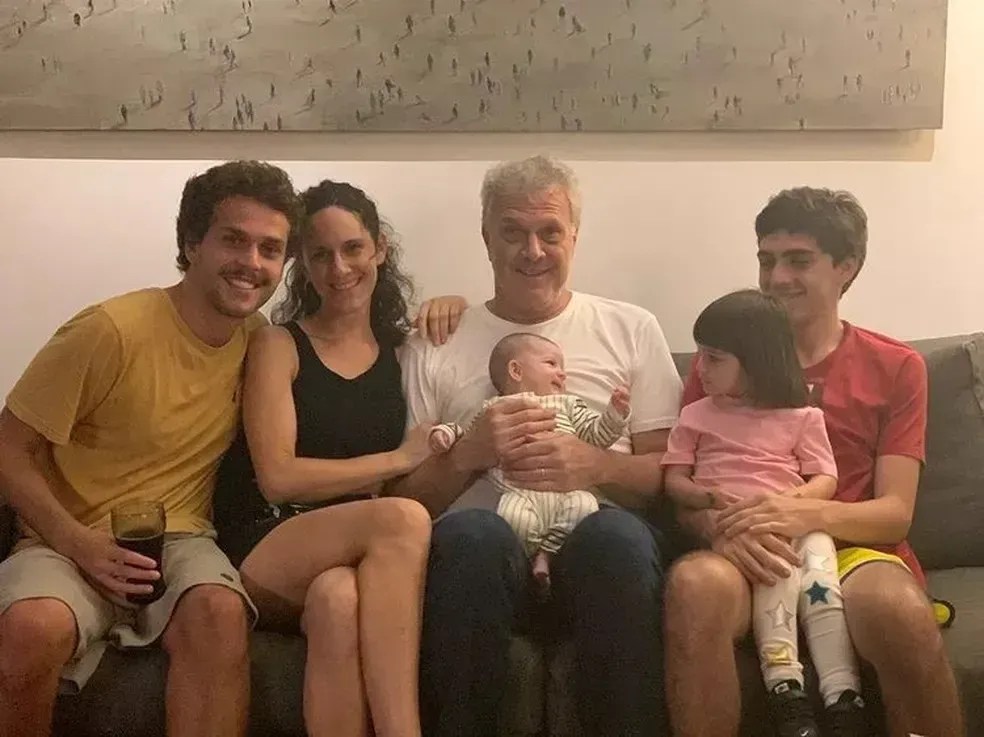 Pedro Bial ao lado de seus filhos / Reprodução/Instagram