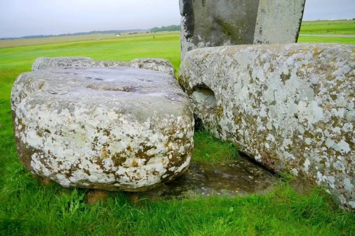 A Pedra do Altar pode ser vista embaixo de duas pedras sarsen na imagem / Nick Pearce/Aberystwyth University
