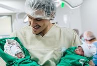 Pedro, do Flamengo, celebra o nascimento das filhas gêmeas: 