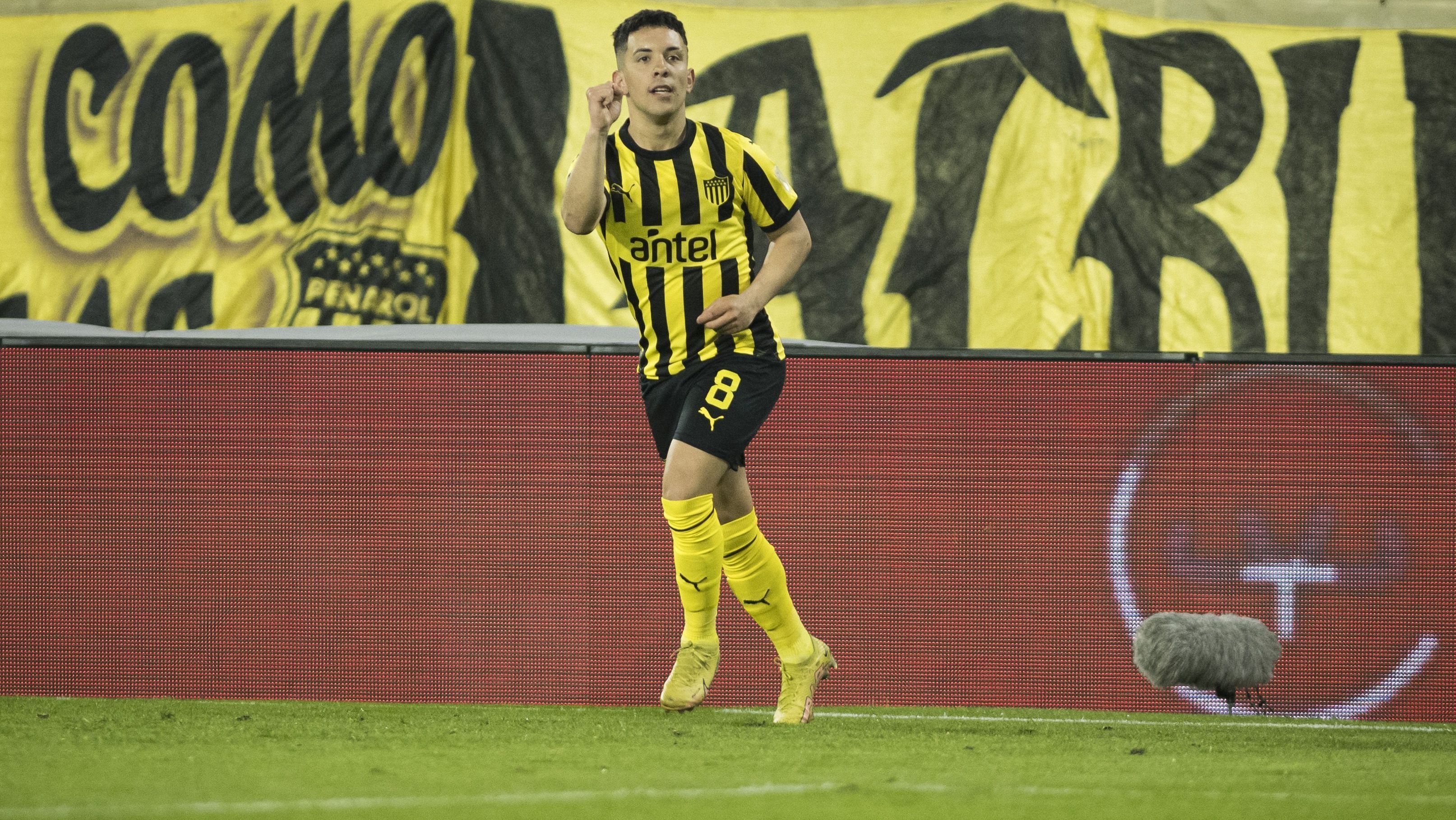 Destaque do jogo, Leo Fernández comemora o primeiro gol do Peñarol na goleada por 4 a 0 sobre o The Strongest
