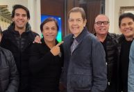 Faustão faz noite da pizza em sua casa e amigos comemoram: "Voltou!"