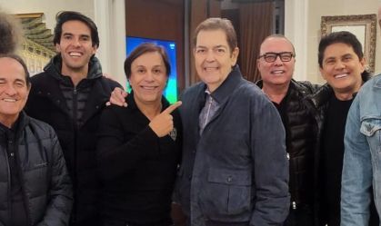 Faustão faz noite da pizza em sua casa, e amigos comemoram: "Voltou!"