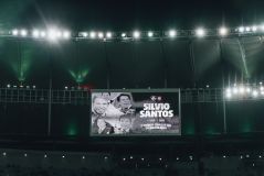 Placar do Maracanã prestou homenagem para Silvio Santos antes de Fluminense x Corinthians