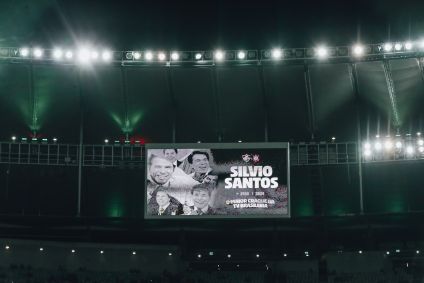 Placar do Maracanã prestou homenagem para Silvio Santos antes de Fluminense x Corinthians