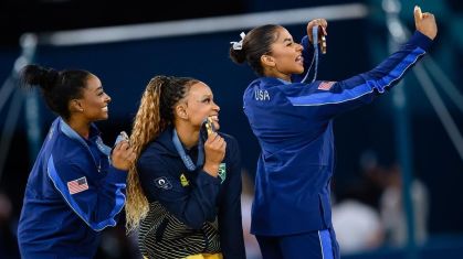 Simone Biles, Rebeca Andrade e Jordan Chiles no pódio da final do solo
