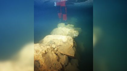 ponte submersa dentro da Caverna Genovesa