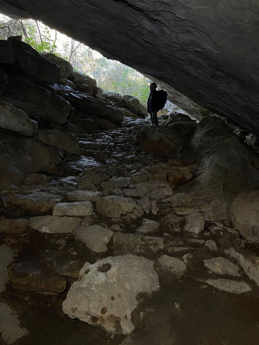 Um caminho de pedra pode ser visto na entrada da Caverna Genovesa, em Maiorca • B.P. Onac via CNN Newsource