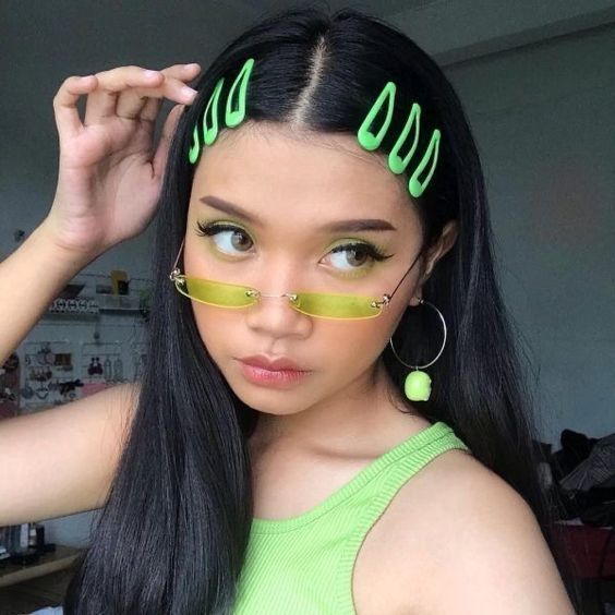 Penteado com presilhas coloridas / Reprodução/Pinterest
