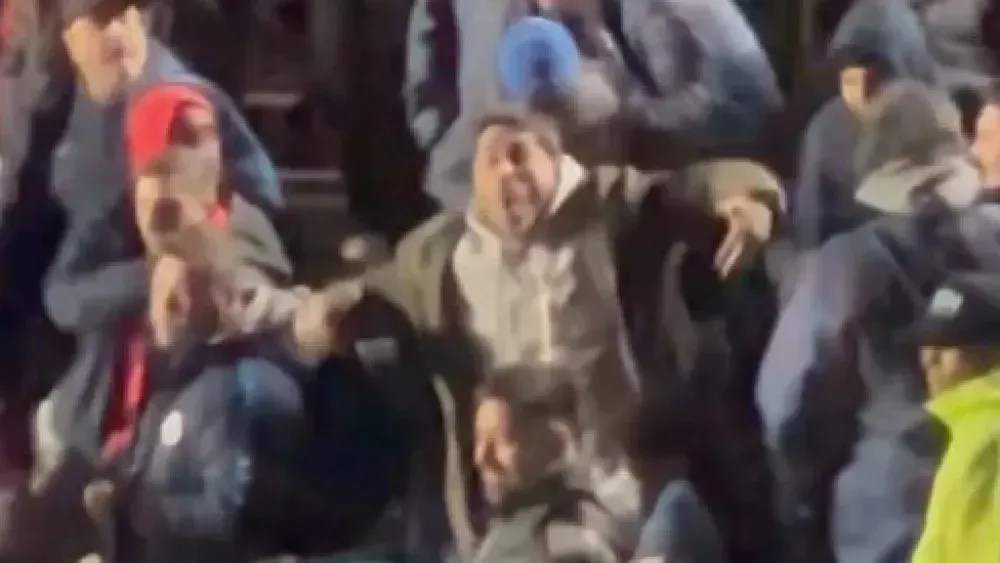 Torcedor do San Lorenzo é flagrado imitando macaco em direção ao setor de atleticanos no Nuevo Gasómetro, em Buenos Aires