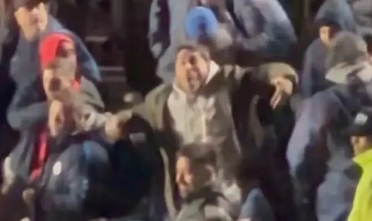 Torcedor do San Lorenzo é flagrado imitando macaco em direção ao setor de atleticanos no Nuevo Gasómetro, em Buenos Aires