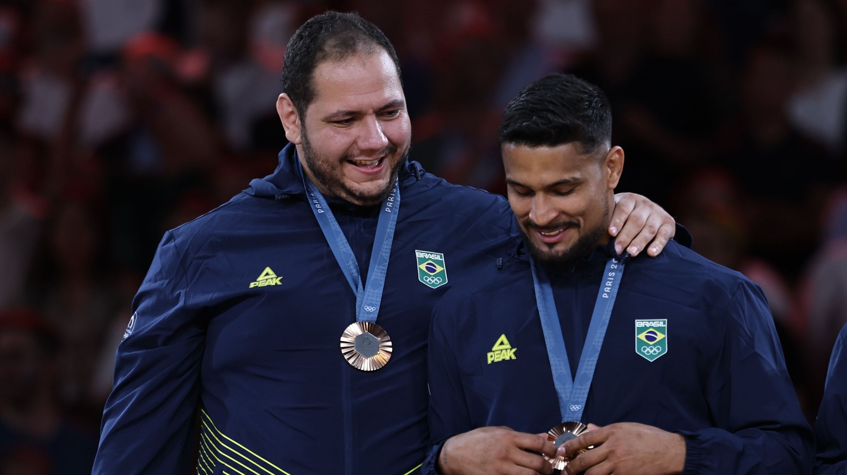 Rafael Silva, o Baby, e Leonardo Gonçalves no pódio após a conquista a medalha de bronze em Paris 2024