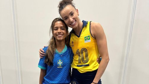 Rayssa Leal e Gabi após a vitória do Brasil sobre o Japão no vôlei