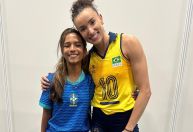 Rayssa Leal assiste à vitória do Brasil no vôlei e tieta Gabi