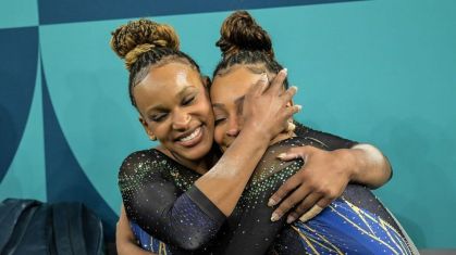 Rebeca Andrade e Lorrane Oliveira durante os Jogos Olímpicos de Paris 2024