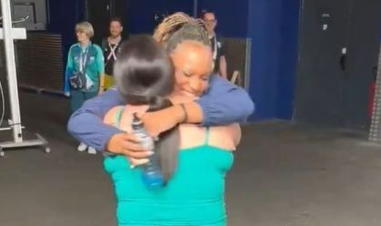 Rebeca Andrade reencontra mãe após medalhas olímpicas; veja