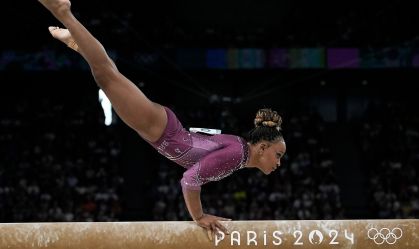 Rebeca Andrade na final olímpica da trave em Paris 2024