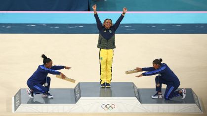 Simone Biles e Jordan Chiles reverenciam Rebeca Andrade no pódio do solo em Paris 2024