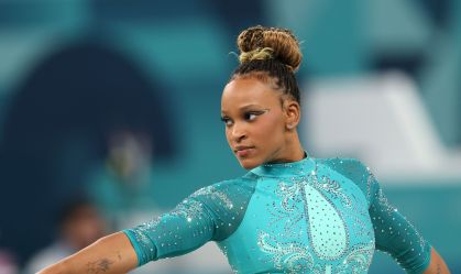 Rebeca Andrade na disputa do solo em Paris 2024