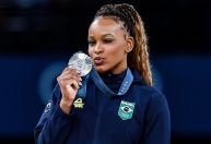 Paris 2024: Rebeca Andrade conquista a prata no salto; Simone Biles é ouro
