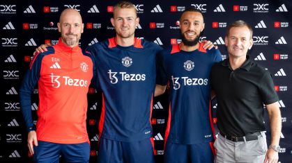 Manchester United apresenta De Ligt e Mazroui. Na foto, eles estão entre o técnico Erik ten Hag e o diretor esportivo Dan Ashworth