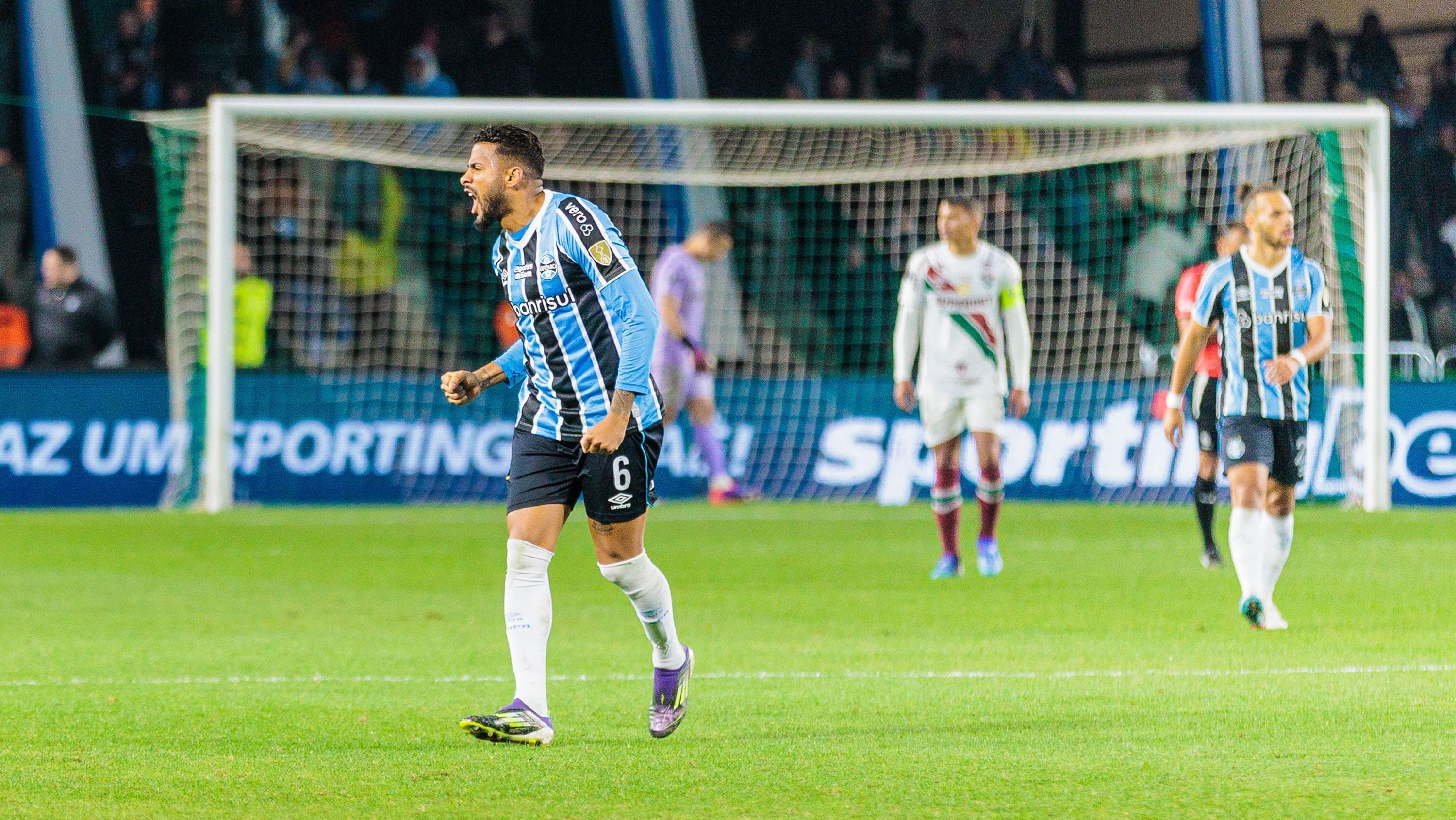 Reinaldo comemora gol sobre o Fluminense no jogo de ida das oitavas de final da Libertadores