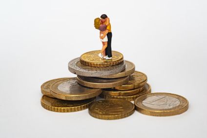 Pesquisa apontou que quase metade dos americanos não vê problema em relacionamento com objetivo de obter benefícios diretos