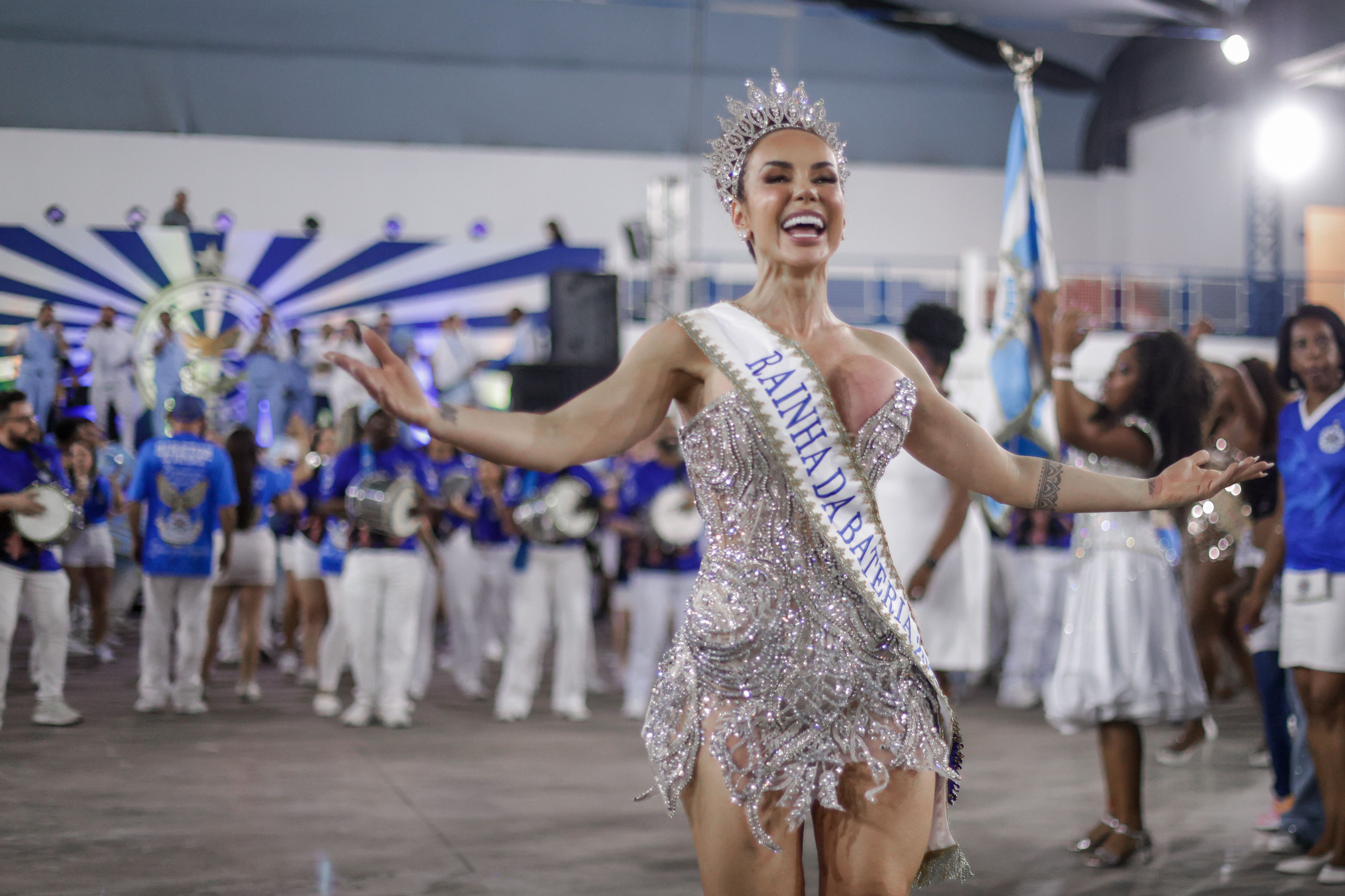 Renata desfilará como rainha de bateria da Águia de Ouro em 2025