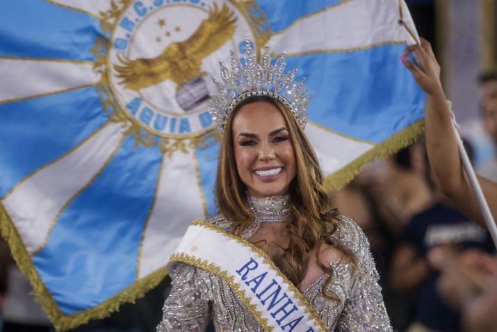 Renata Spallicci é coroada rainha de bateria em SP / Divulgação