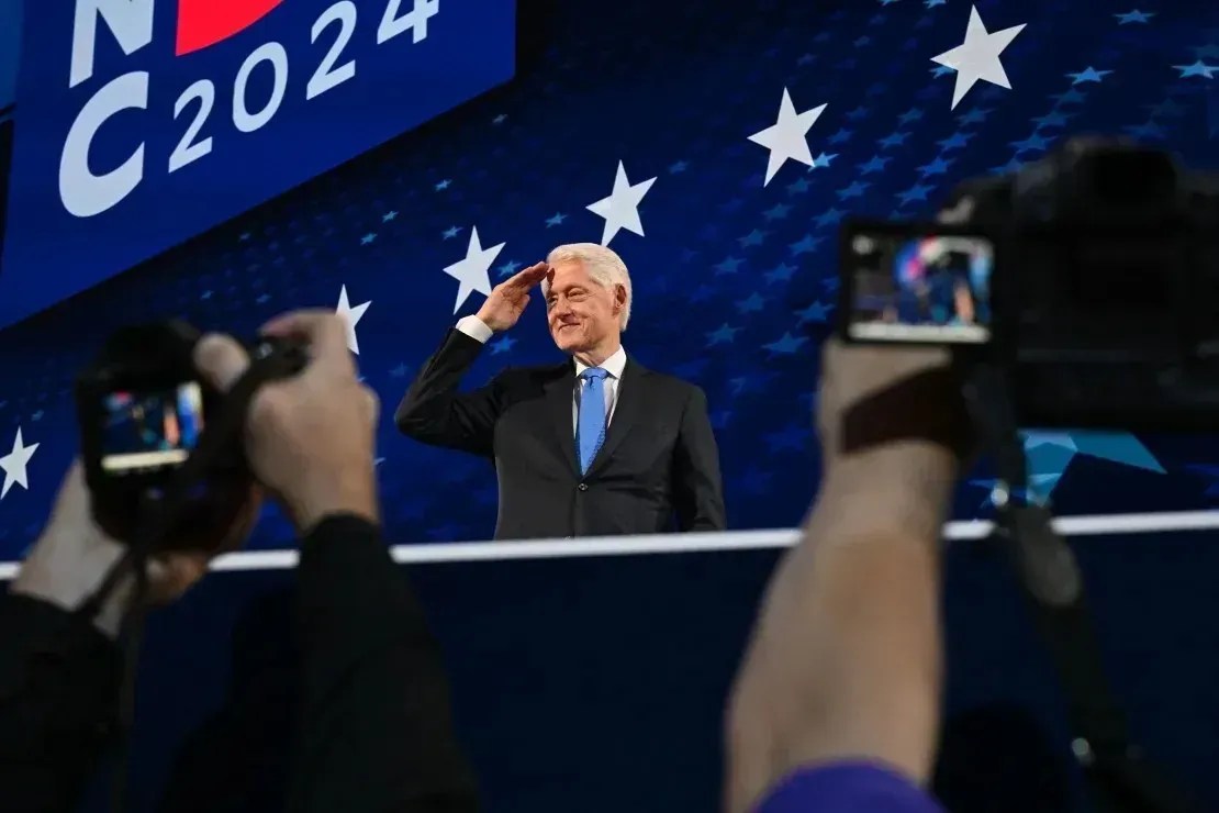 O ex-presidente Bill Clinton discursa na Convenção Nacional Democrata em 21 de agosto de 2024, em Chicago • Rebecca Wright/CNN