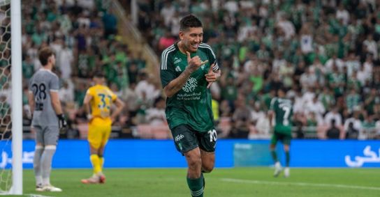 Roberto Firmino comemora o seu gol na vitória do Al-Ahli na estreia no Saudita 2024-25