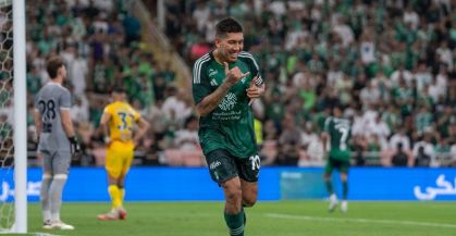 Roberto Firmino comemora o seu gol na vitória do Al-Ahli na estreia no Saudita 2024-25