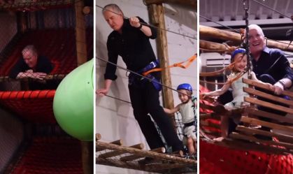 Roberto Justus se diverto em brinquedos infantis