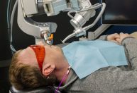 Conheça o robô dentista que promete restaurar dentes em 15 minutos