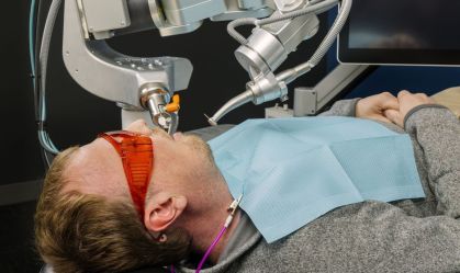 Conheça o robô dentista que promete restaurar dentes em 15 minutos