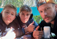 Cara da mãe ou do pai? Rodrigo Hilbert posa com filhos gêmeos e divide web