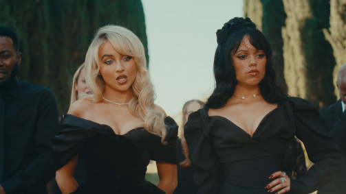 Sabrina Carpenter e Jenna Ortega vivem cenas clássicas de terror no clipe de "Taste"